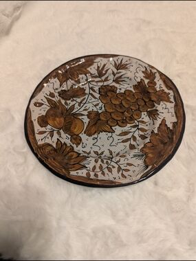 Hand-Painted Italian Maiolica Decorative Plate – Pesaro Attribution